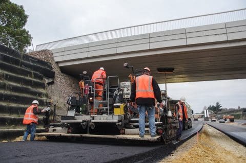 Sector Infra - aanleg asfalteren snelweg met asfalteermachine